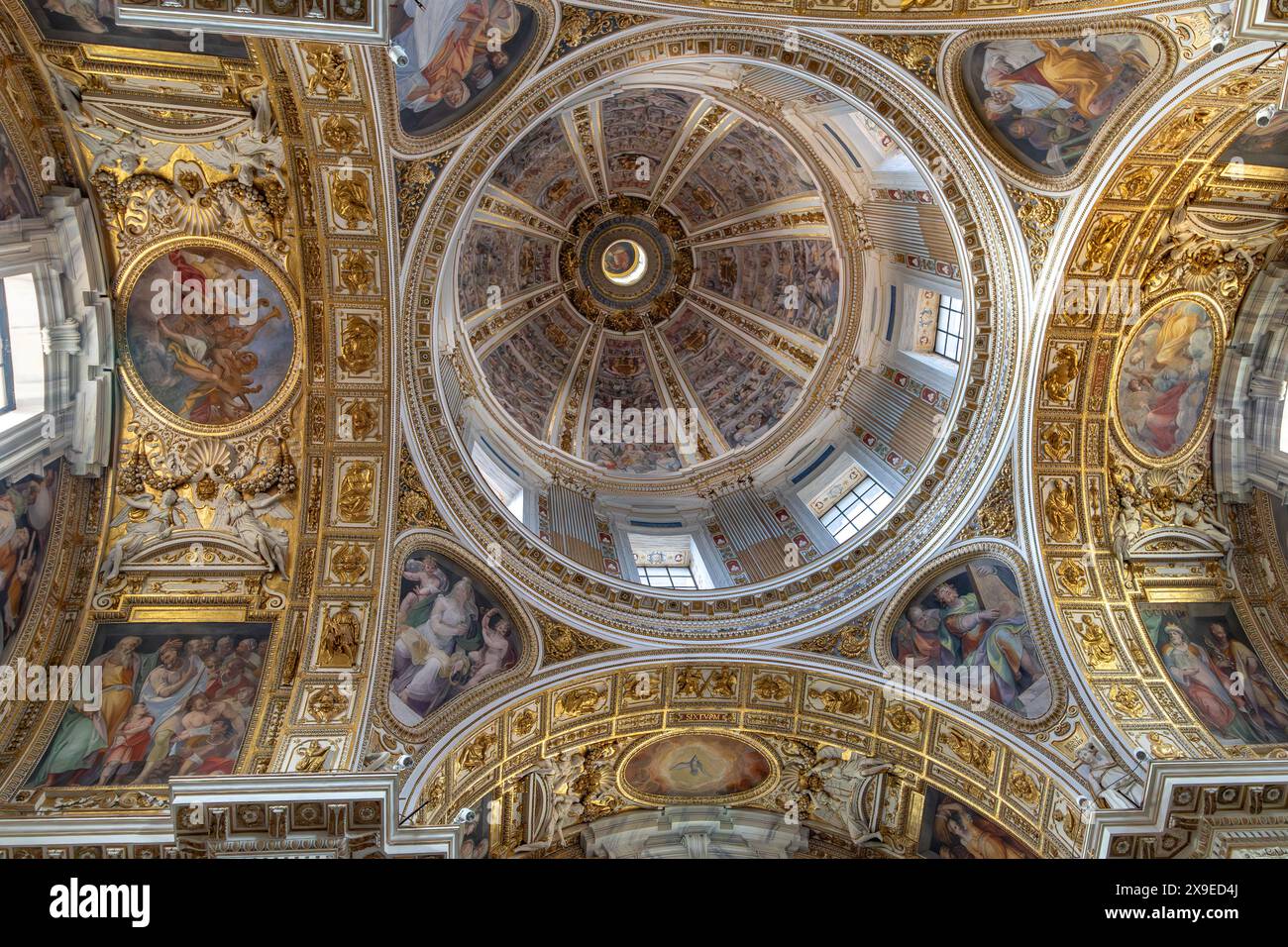 Vista interna del soffitto riccamente decorato e della cupola della Basilica di Santa Maria maggiore, una delle quattro maggiori Basiliche Papali a Roma, Italia Foto Stock