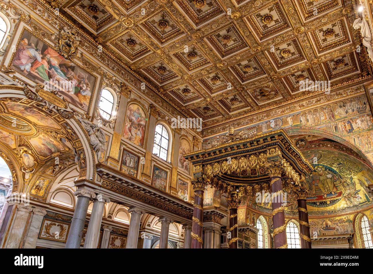 Il soffitto della nave principale della Basilica di Santa Maria maggiore, una delle quattro basiliche papali di Roma Foto Stock