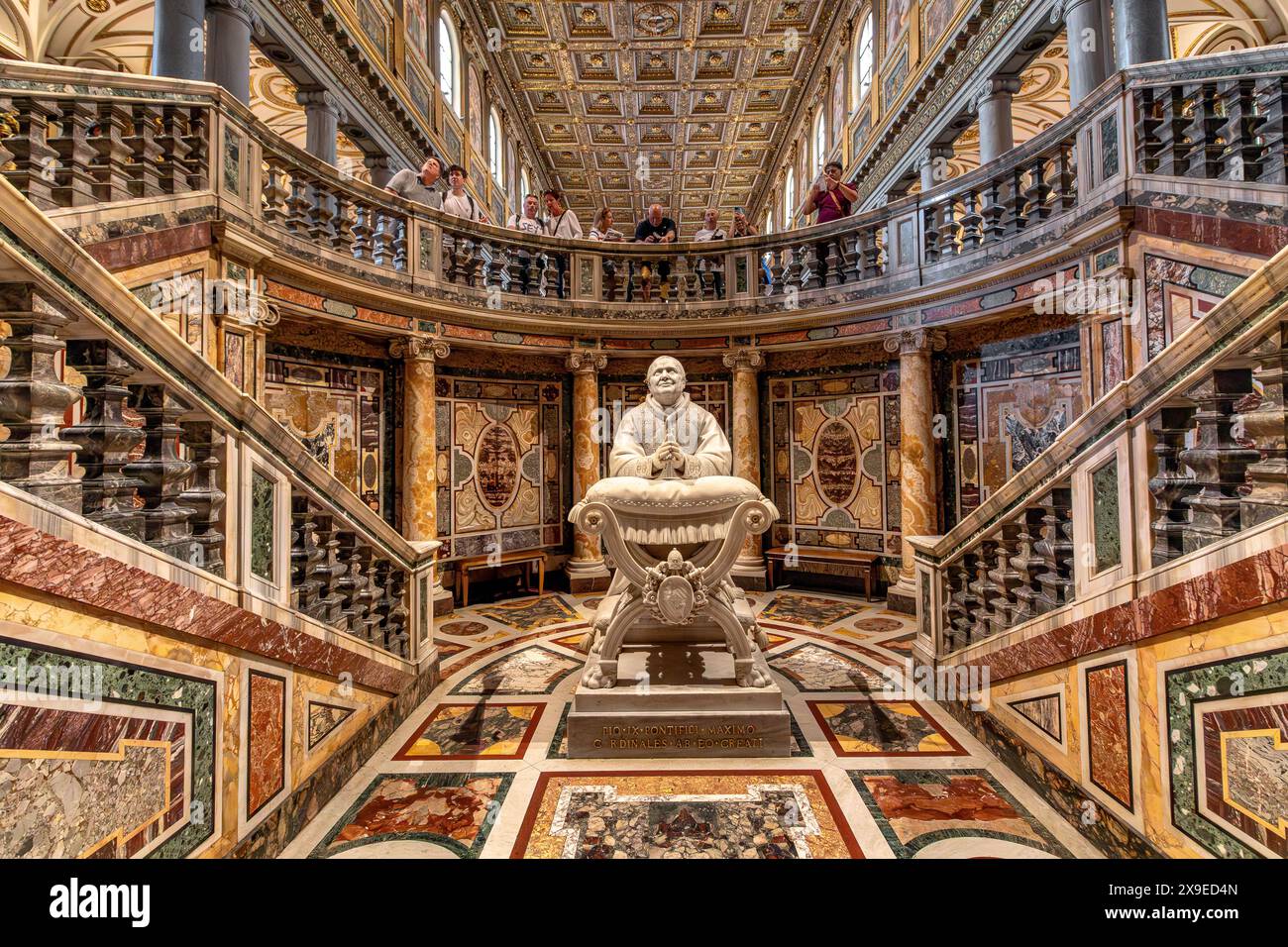 I visitatori potranno ammirare una statua di Papa Pio IX nella cripta della confessione nella Basilica di Santa Maria maggiore, una delle quattro basiliche papali di Roma Foto Stock