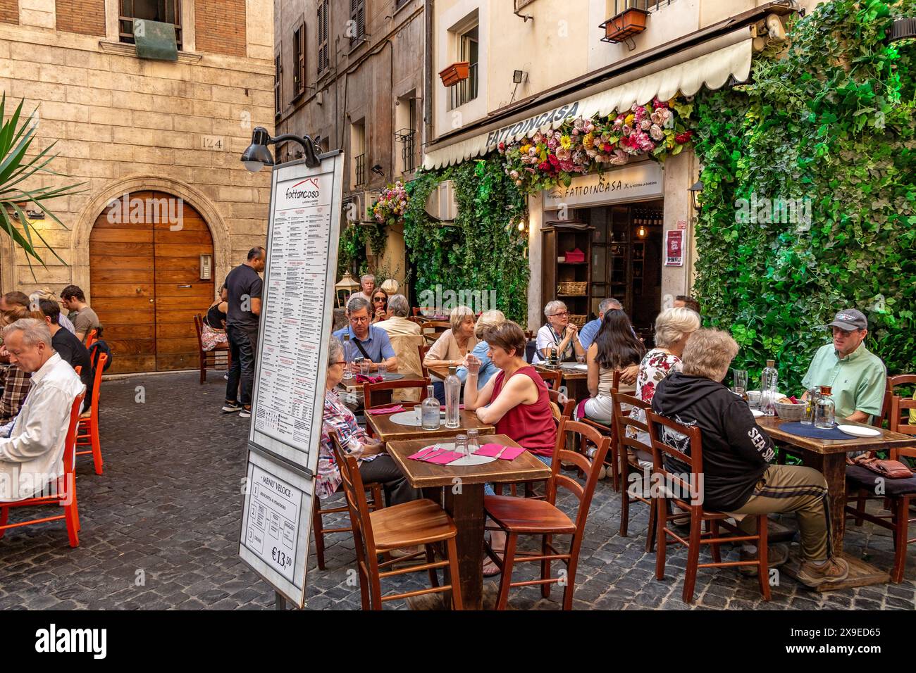 Gente che mangia fuori al Fattoincasa , un ristorante italiano in via del governo Vecchio, Roma, Italia Foto Stock