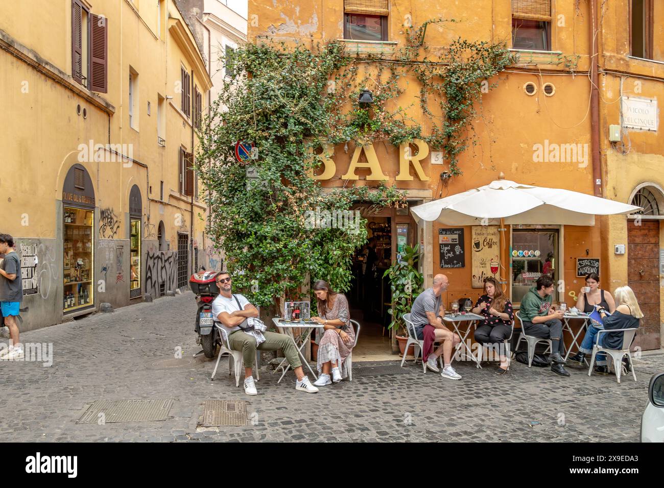 La gente sedeva fuori a mangiare in un ristorante a Trastevere, un quartiere popolare di Roma, in Italia Foto Stock