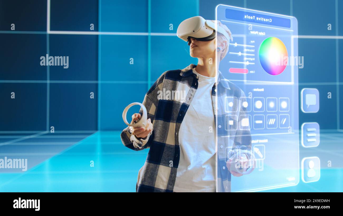 Donna creativa che indossa le cuffie per realtà virtuale a casa. Entra in uno spazio vuoto di Digital Internet Studio per artisti visivi. Software immersivo per la creazione di opere d'arte, la realizzazione di nuovi progetti. Foto Stock