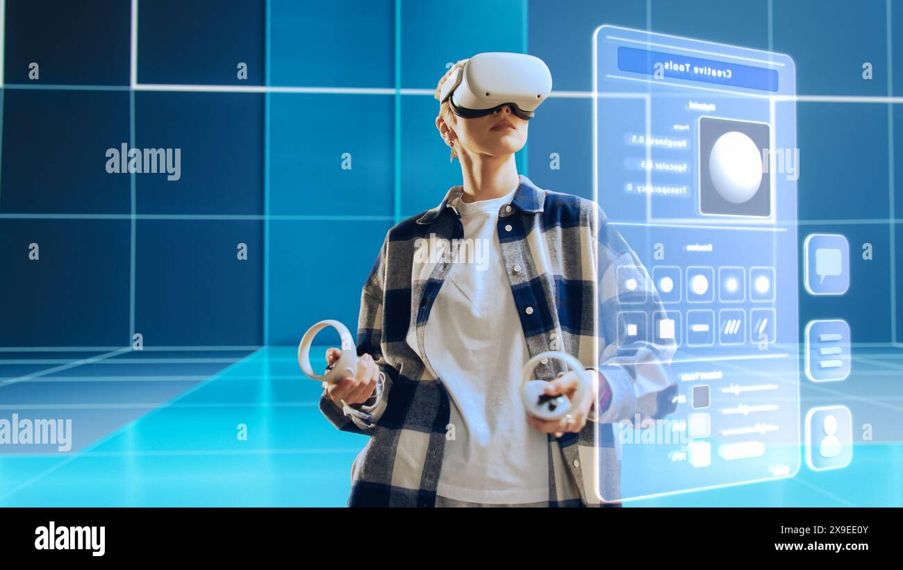 Donna creativa che indossa le cuffie per realtà virtuale a casa. Entra in uno spazio vuoto di Digital Internet Studio per designer. Software immersivo per social media per creare arte, realizzare nuovi progetti. Foto Stock