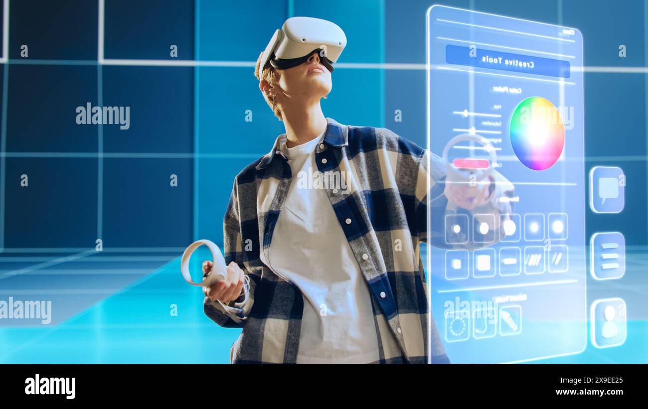 Donna creativa che indossa le cuffie per realtà virtuale a casa. Entra in uno spazio vuoto di Digital Internet Studio per artisti visivi. Software immersivo per social media per creare arte, realizzare nuovi progetti. Foto Stock