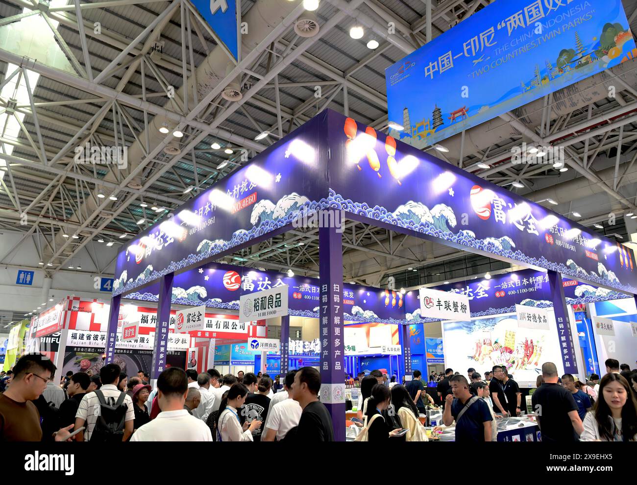 Fuzhou, la provincia cinese del Fujian. 31 maggio 2024. La gente visita il 2024 China (Fuzhou) International Seafood & Fisheries Expo a Fuzhou, capitale della provincia del Fujian della Cina sud-orientale, 31 maggio 2024. Il China (Fuzhou) International Seafood & Fisheries Expo 2024 ha preso il via al Fuzhou Strait International Conference & Exhibition Center di Fuzhou venerdì, attirando quasi 500 aziende da oltre 30 paesi e regioni. L'expo riguarda l'acquacoltura, la pesca oceanica, la trasformazione acquatica e altri settori della pesca. Crediti: Wei Peiquan/Xinhua/Alamy Live News Foto Stock