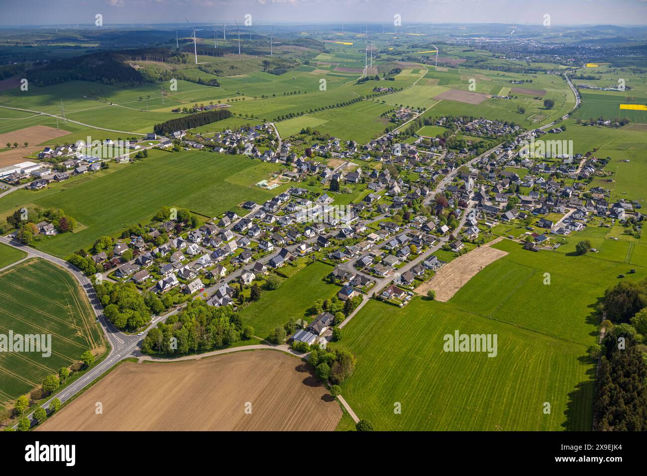 Luftbild, Wohngebiet Ortsansicht Ortsteil Altenbüren, Windpark Windenergieanlage und Windräder, Fernsicht, Altenbüren, Brilon, Sauerland, Nordrhein-Westfalen, Deutschland ACHTUNGxMINDESTHONORARx60xEURO *** Vista aerea, zona residenziale, veduta del distretto di Altenbüren, parco eolico, impianto eolico e turbine eoliche, vista a distanza, Altenbüren, Brilon, Sauerland, Renania settentrionale-Vestfalia, Germania ATTENTIONxMINDESTHONORARx60xEURO Foto Stock