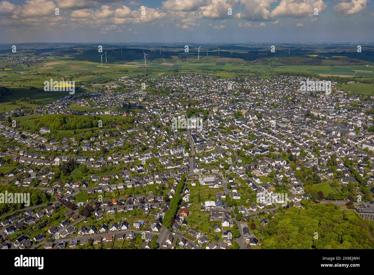 Luftbild, Wohngebiet Ortsansicht Brilon Stadt und Windräder Windenergieanlage im Hintergrund, Fernsicht mit blauem Himmel und Wolken, Brilon, Sauerland, Nordrhein-Westfalen, Deutschland ACHTUNGxMINDESTHONORARx60xEURO Germania ATTENTIONxMINDESTHONORARx60xEURO Foto Stock