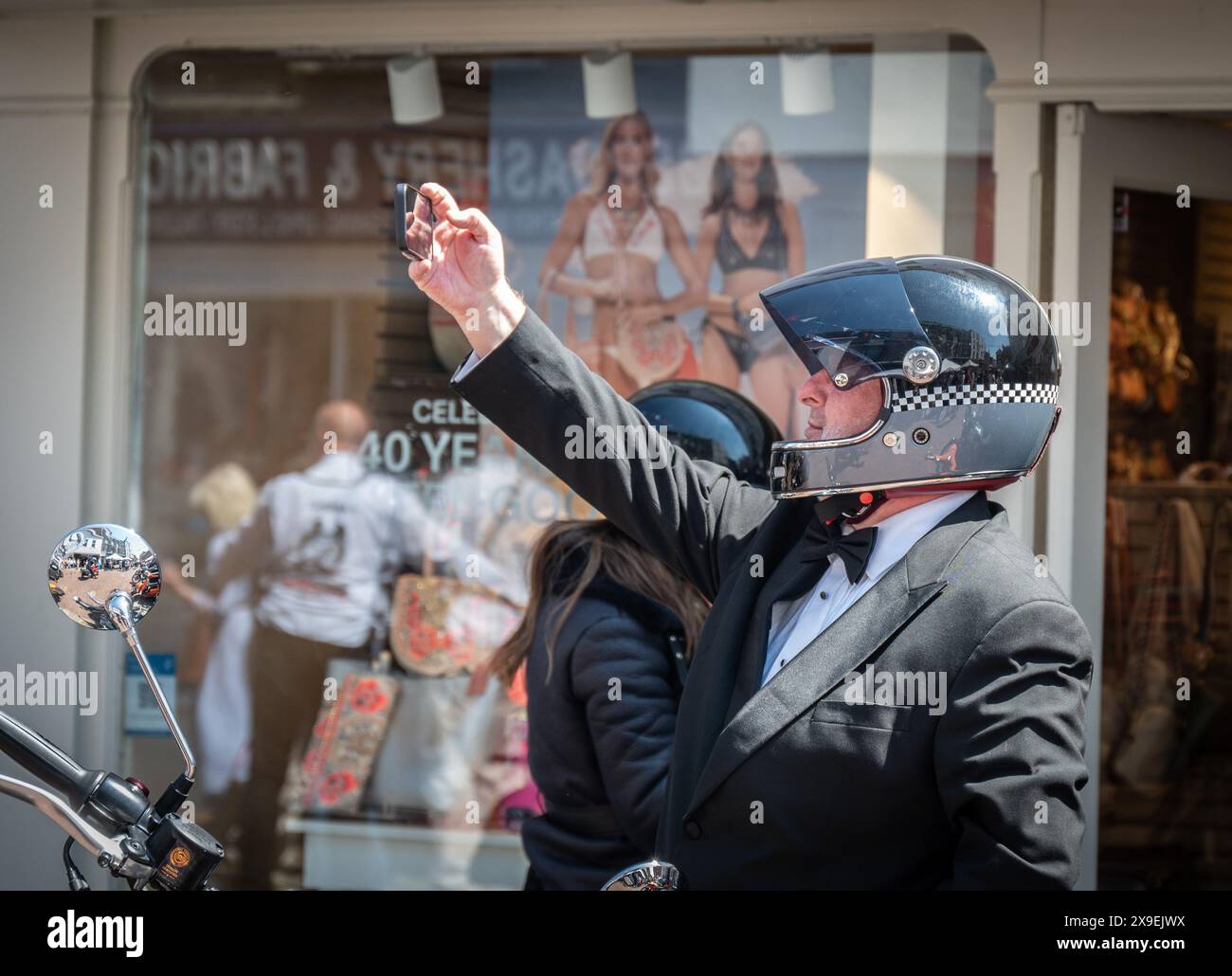 Motociclette in stile classico e vintage, vestendo dapper e guidando per raccogliere fondi e sensibilizzare gli uomini sulla salute mentale e sulla ricerca sul cancro alla prostata. Foto Stock
