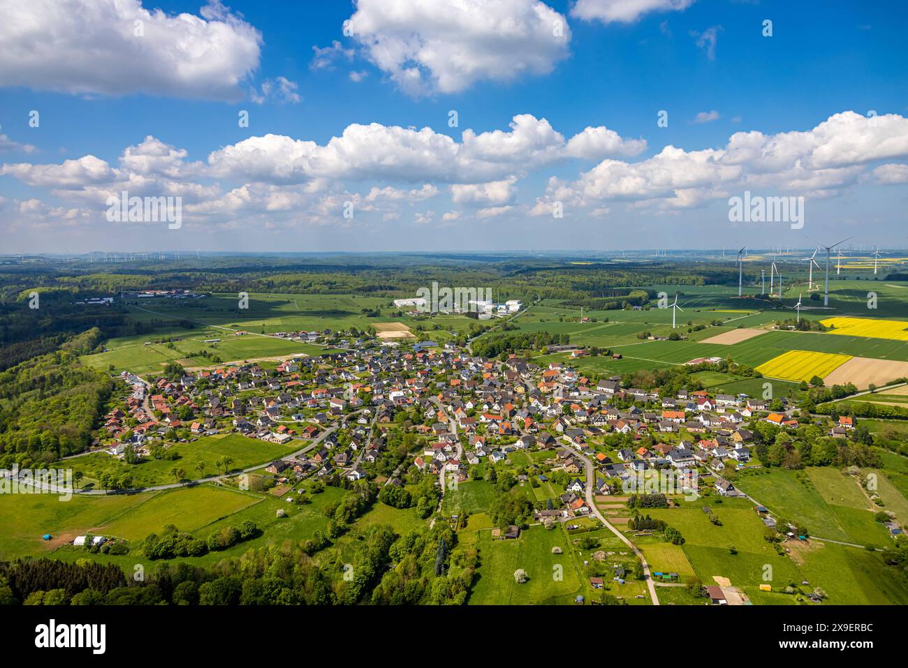 Luftbild, Wohngebiet Ortsansicht Ortsteil Essentho, Fernsicht mit blauem Himmel und Wolken, Windpark Windräder, Essentho, Marsberg, Sauerland, Nordrhein-Westfalen, Deutschland ACHTUNGxMINDESTHONORARx60xEURO *** Vista aerea, zona residenziale vista locale distretto Essentho, vista distante con cielo azzurro e nuvole, turbine eoliche per parchi eolici, Essentho, Marsberg, Sauerland, Renania settentrionale-Vestfalia, Germania ATTENTIONxMINDESTHONORARx60xEURO Foto Stock