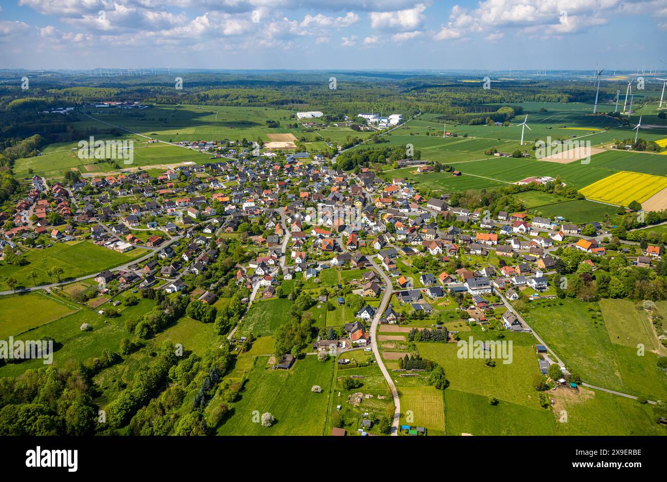 Luftbild, Wohngebiet Ortsansicht Ortsteil Essentho, Fernsicht mit blauem Himmel und Wolken, Windräder, Essentho, Marsberg, Sauerland, Nordrhein-Westfalen, Deutschland ACHTUNGxMINDESTHONORARx60xEURO *** Vista aerea, zona residenziale vista locale distretto Essentho, vista distante con cielo blu e nuvole, turbine eoliche, Essentho, Marsberg, Sauerland, Renania settentrionale-Vestfalia, Germania ATTENTIONxMINDESTHONORARx60xEURO Foto Stock