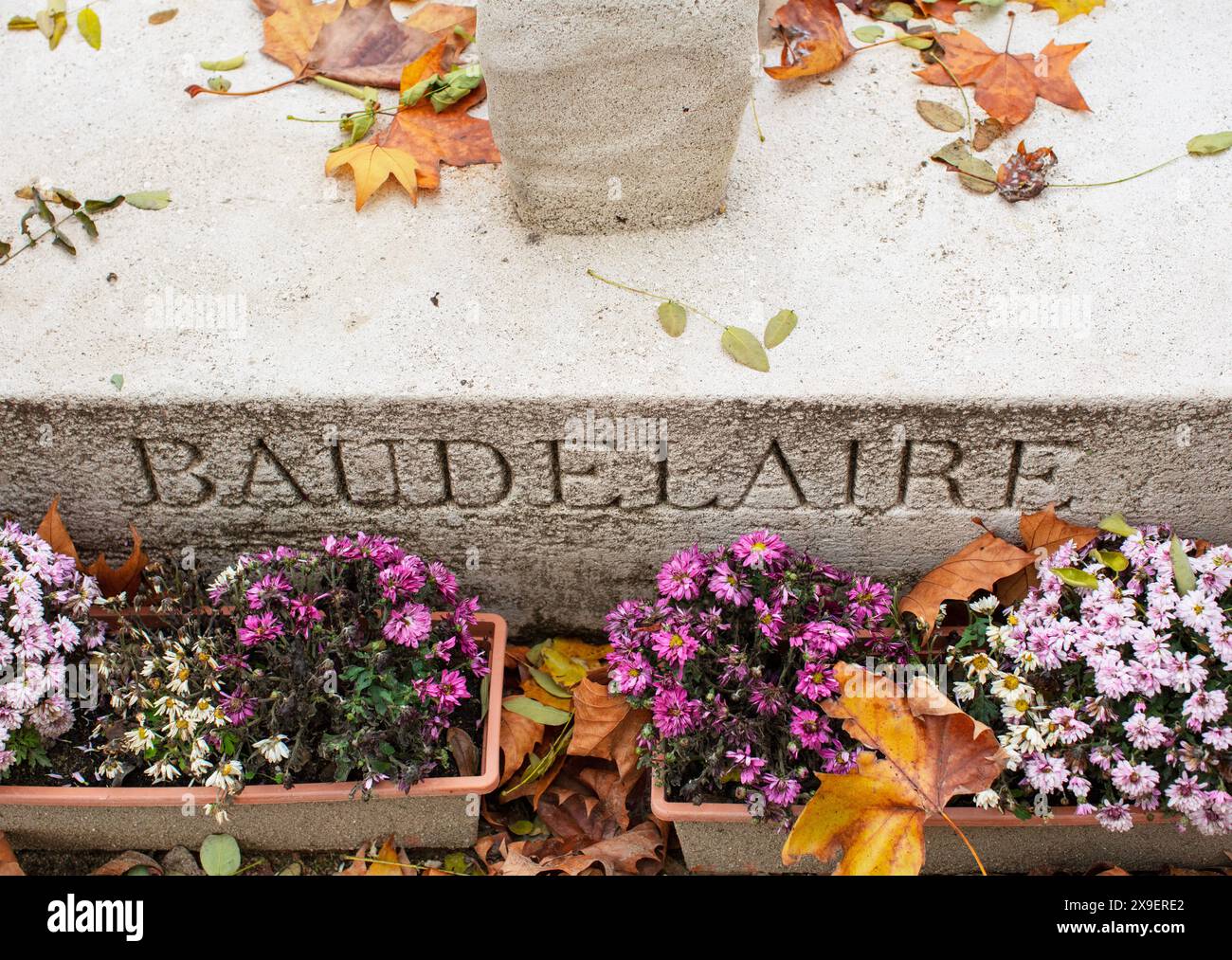 Parigi, Francia; cimitero di Montparnasse, che mostra la tomba di Charles Baudelaire, il grande poeta francese, autore di Les Fleurs du mal Foto Stock