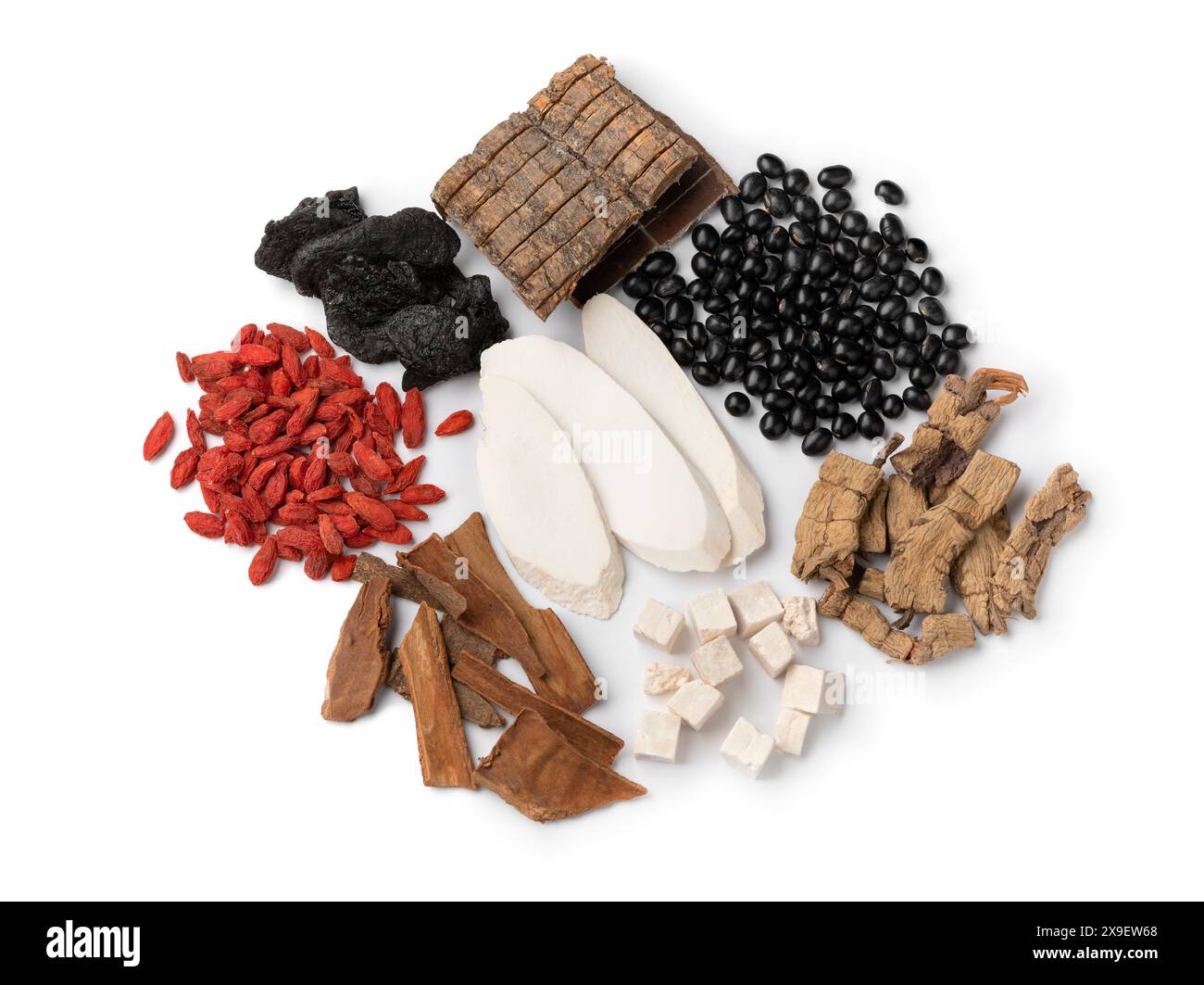 Gruppo di erbe cinesi essiccate vicino per fare una zuppa sana o brodo e medicina cinese isolato su sfondo bianco Foto Stock