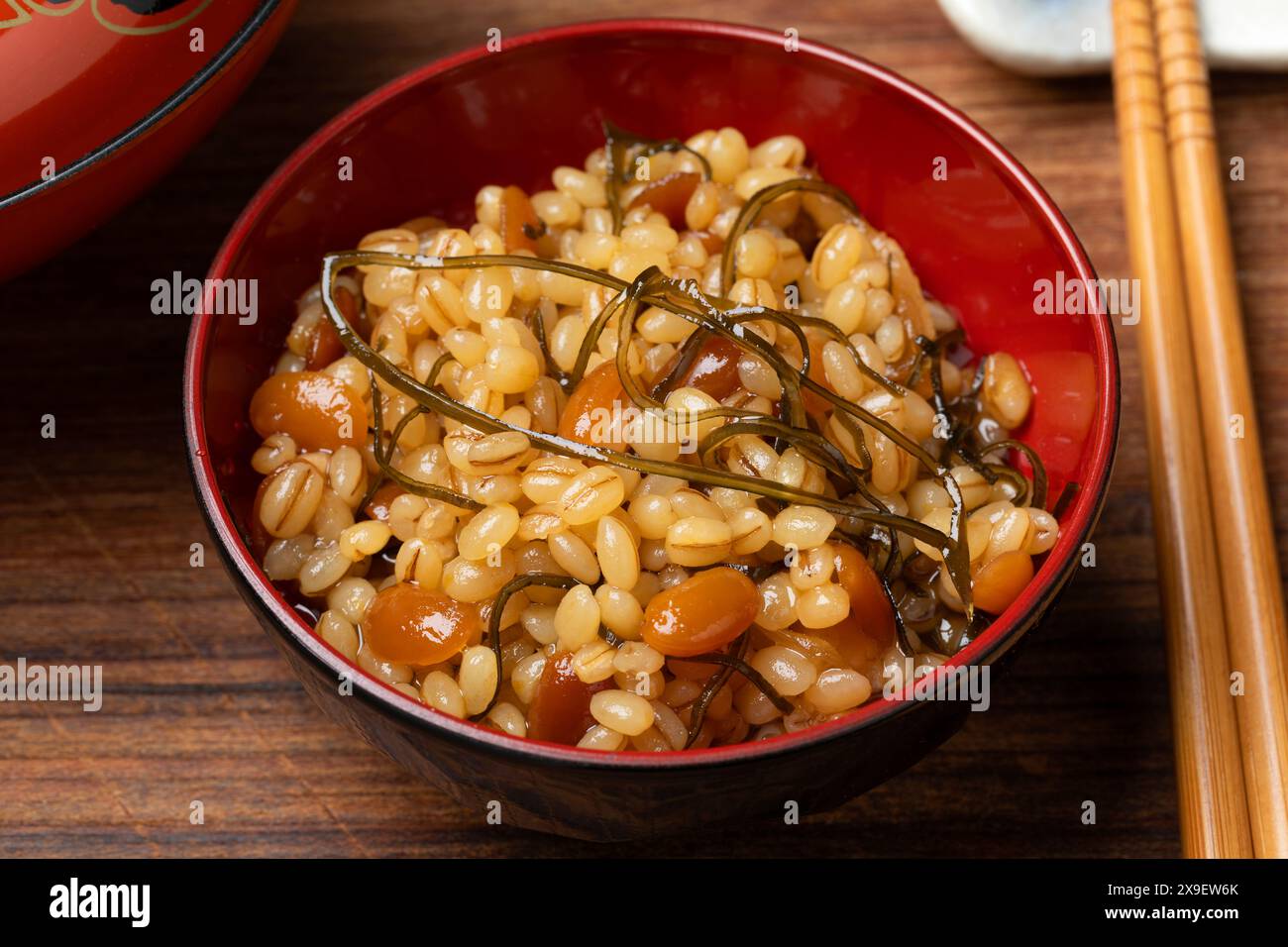 Ciotola con Natto Miso giapponese da vicino sul tavolo Foto Stock