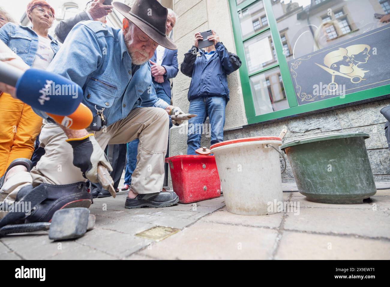 Der Kuenstler Gunter Demnig verlegt am 31.05.2024 den ersten Stolperstein in Erfurt - waehrend des 103. Deutschen Katholikentags foto vom 31.05.2024. Er erinnert an Karl Klaar, der in der Stadt gewohnt und ein Geschaeft betrieben Hat. Der juedische Kaufmann War ab 1930 in mehrere Heilanstalten eingewiesen worden und wurde am 28. Novembre 1940 innerhalb der Euthanasie -Mordaktion T4 der Nazis an behinderten Menschen in Bernburg ermordet. Siehe epd-Meldung vom 31.05.2024 SOLO USO EDITORIALE *** l'artista Gunter Demnig poserà il primo Stolperstein a Erfurt il 31 maggio 2024 durante il 103° germe Foto Stock