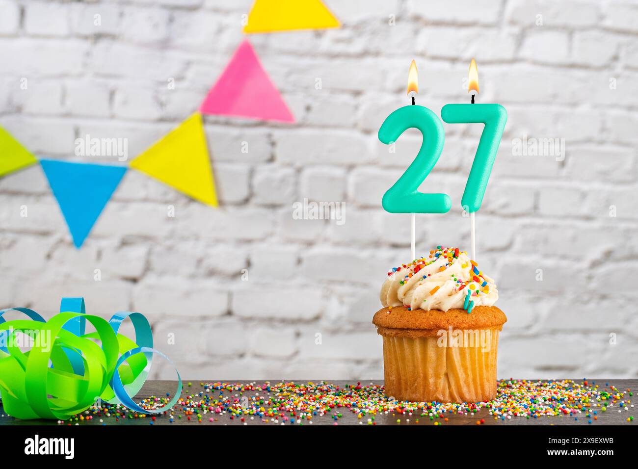 Candle Number 27 - Festa di compleanno con cupcake Foto Stock