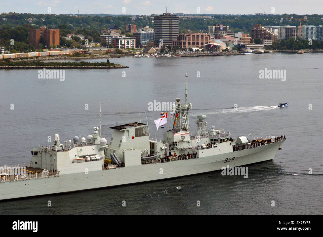 HMCS Charlottetown (FFH 339), una fregata classe Halifax della Royal Canadian Navy raffigurata nel porto di Halifax durante la Halifax International Fleet Week Foto Stock