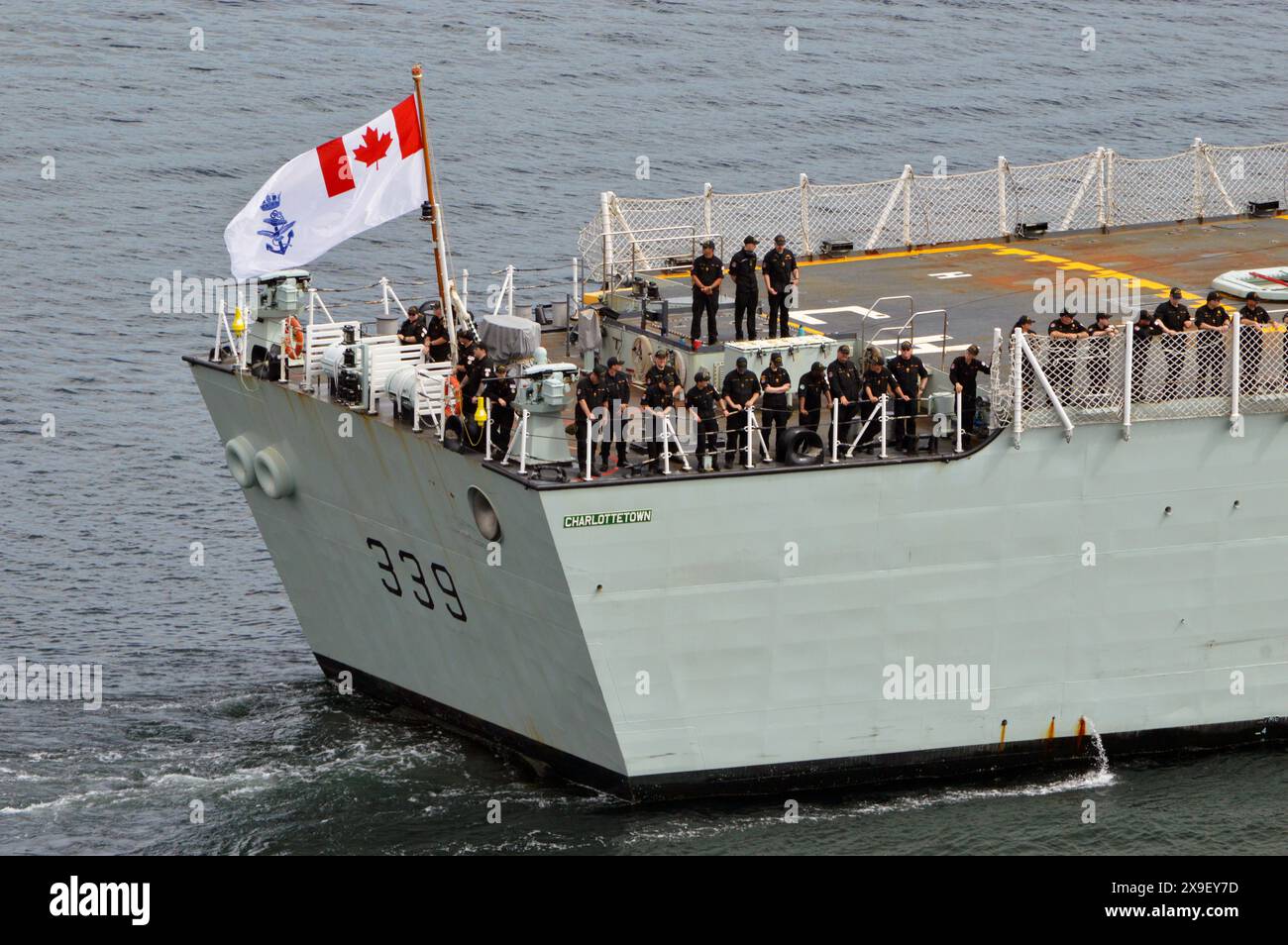 HMCS Charlottetown (FFH 339), una fregata classe Halifax della Royal Canadian Navy raffigurata nel porto di Halifax durante la Halifax International Fleet Week Foto Stock