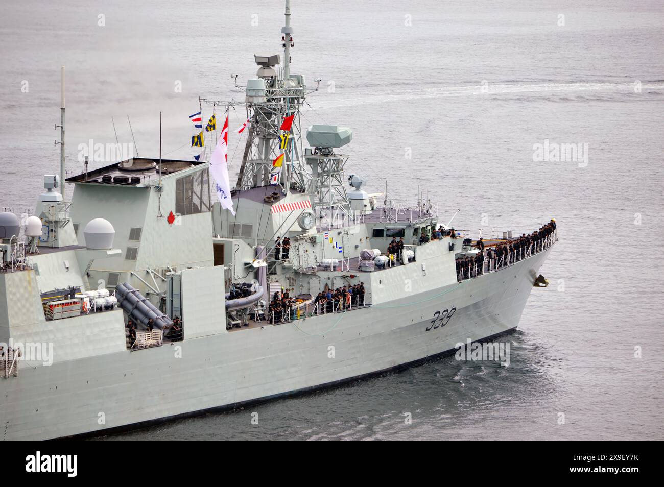 HMCS Charlottetown (FFH 339), una fregata classe Halifax della Royal Canadian Navy raffigurata nel porto di Halifax durante la Halifax International Fleet Week Foto Stock