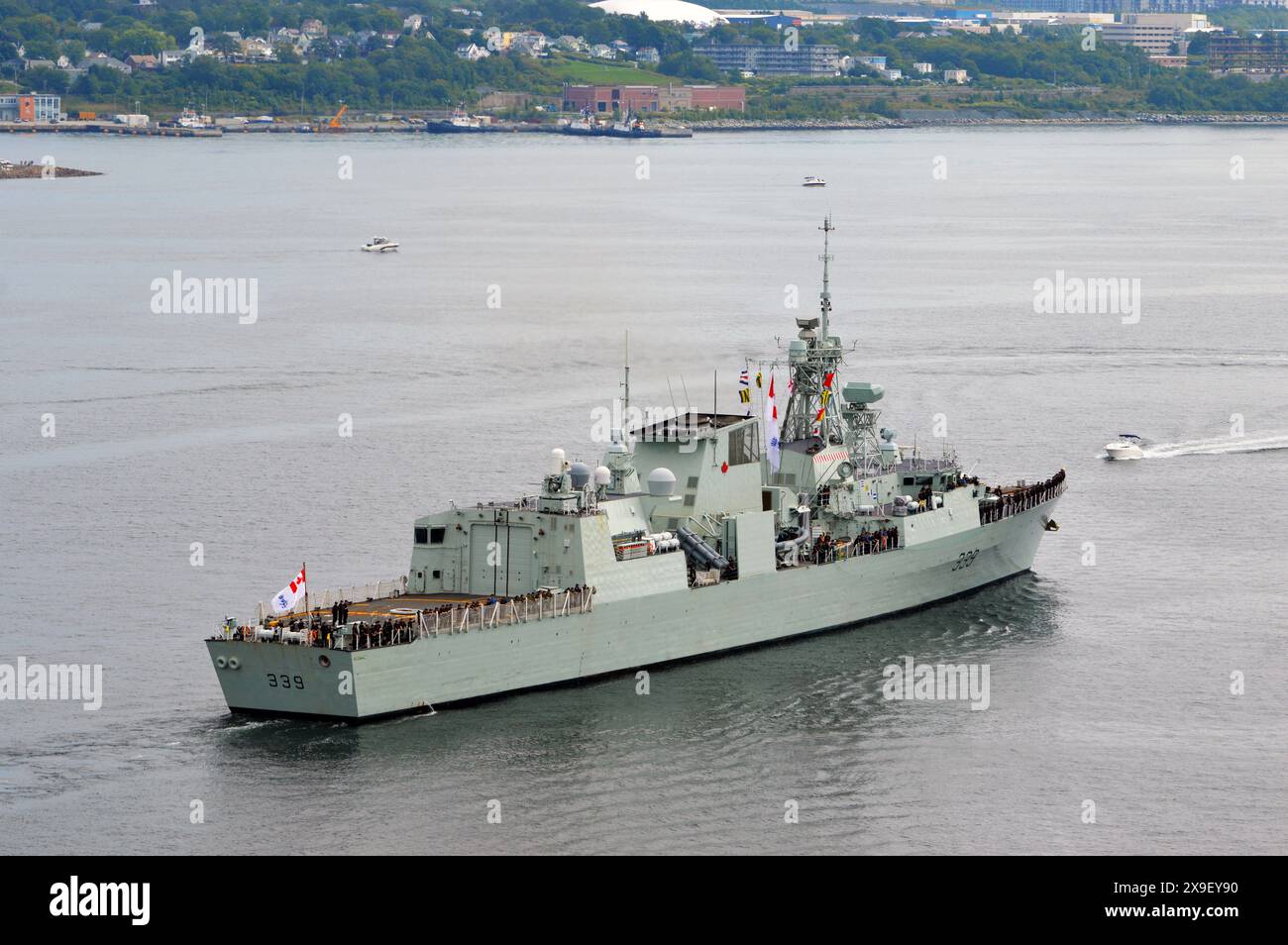 HMCS Charlottetown (FFH 339), una fregata classe Halifax della Royal Canadian Navy raffigurata nel porto di Halifax durante la Halifax International Fleet Week Foto Stock