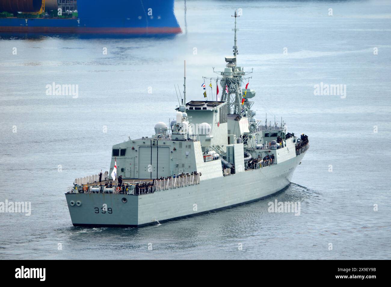 HMCS Charlottetown (FFH 339), una fregata classe Halifax della Royal Canadian Navy raffigurata nel porto di Halifax durante la Halifax International Fleet Week Foto Stock