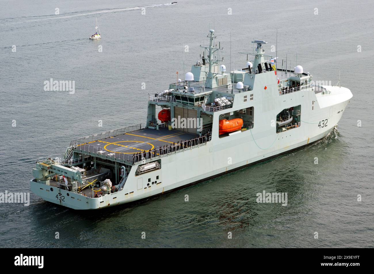 HMCS Max Bernays (AOPV 432), una nave di pattuglia offshore classe Harry DeWolf della Royal Canadian Navy, nella foto nel porto di Halifax, 2023 Foto Stock