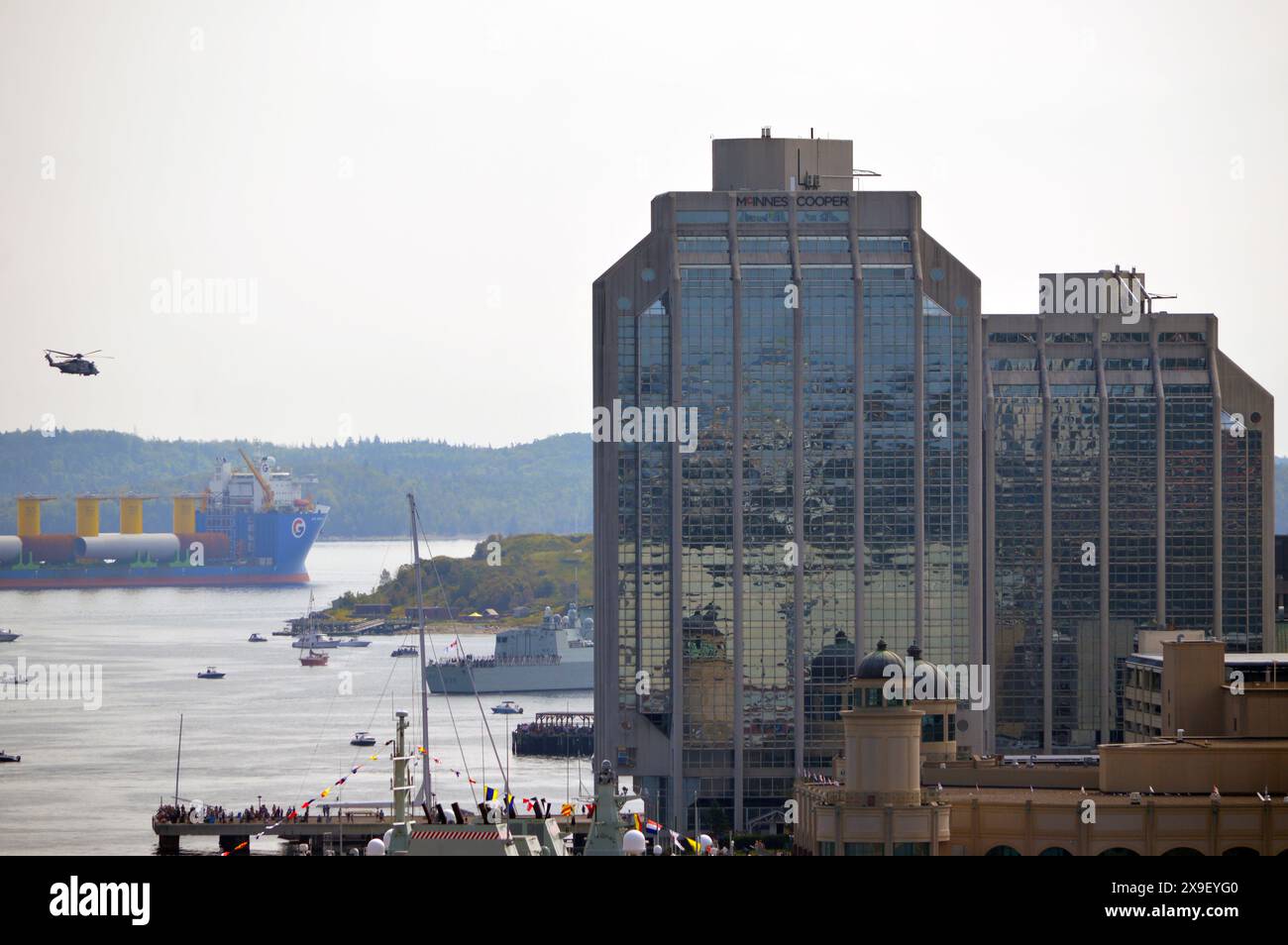 L'elicottero militare canadese sorvola le torri dell'ufficio di Purdy's Wharf a Halifax, nuova Scozia, Canada durante la Halifax International Fleet Week 2023 Foto Stock
