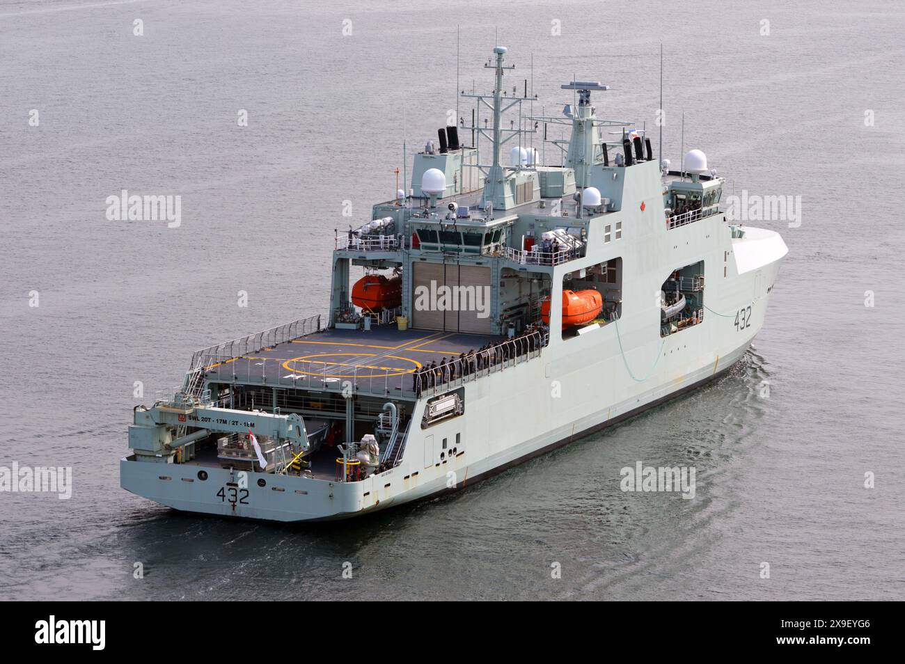 HMCS Max Bernays (AOPV 432), una nave di pattuglia offshore classe Harry DeWolf della Royal Canadian Navy, nella foto nel porto di Halifax, 2023 Foto Stock