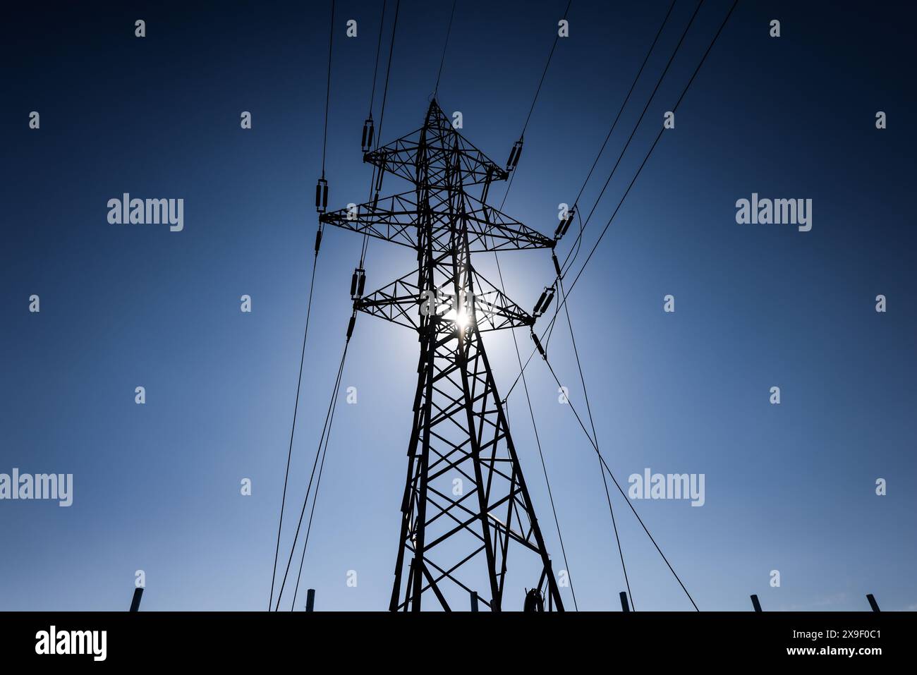 Polo elettrico ad alta tensione. Foto Stock