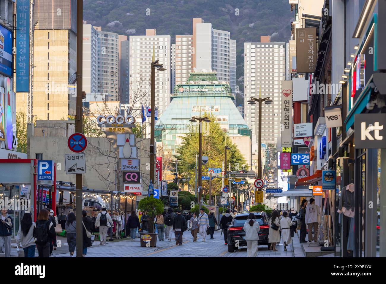 Negozi su Seomyeon Young Street, Seomyeon, Busan, Corea del Sud Foto Stock