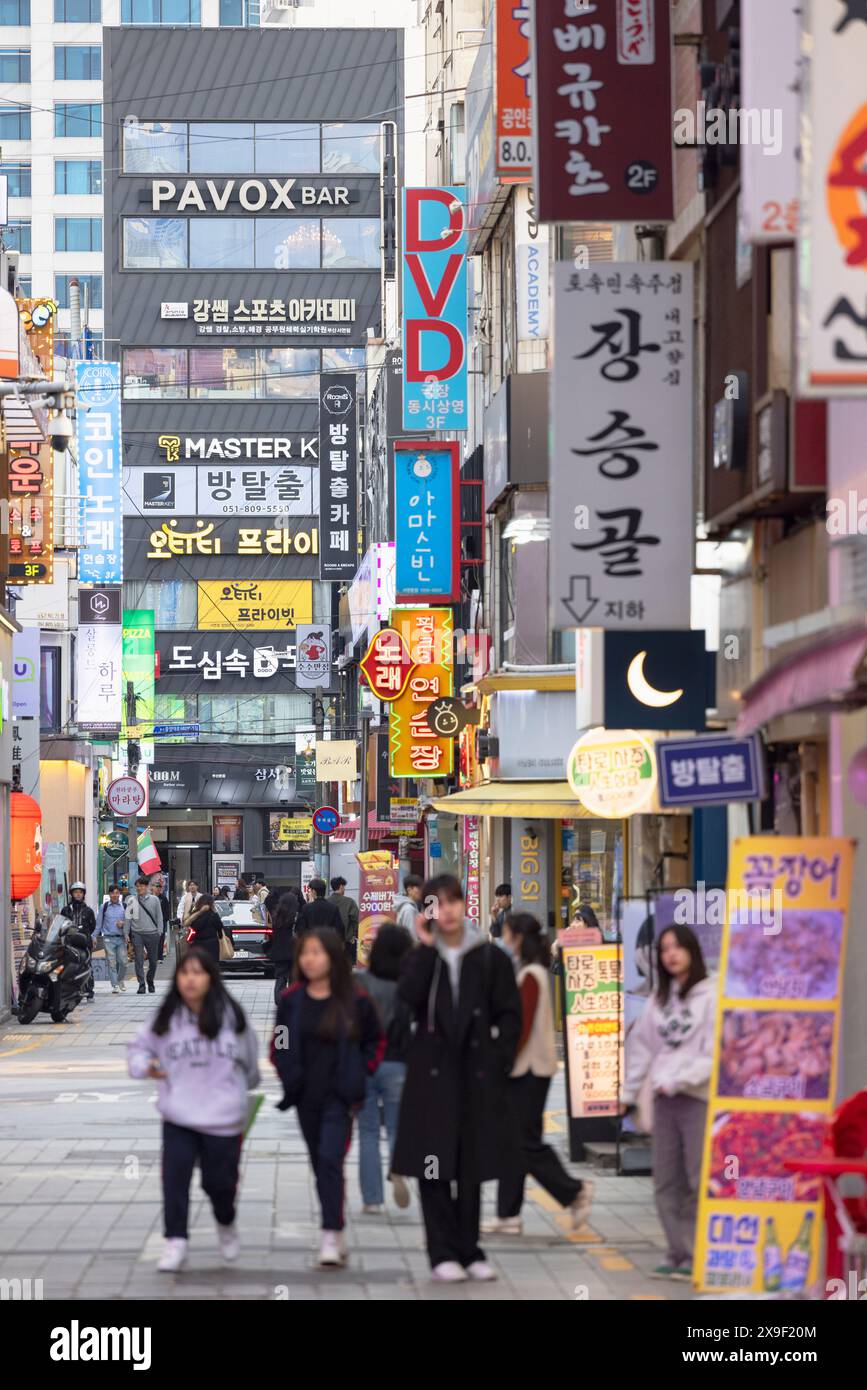 Negozi su Seomyeon Young Street, Seomyeon, Busan, Corea del Sud Foto Stock