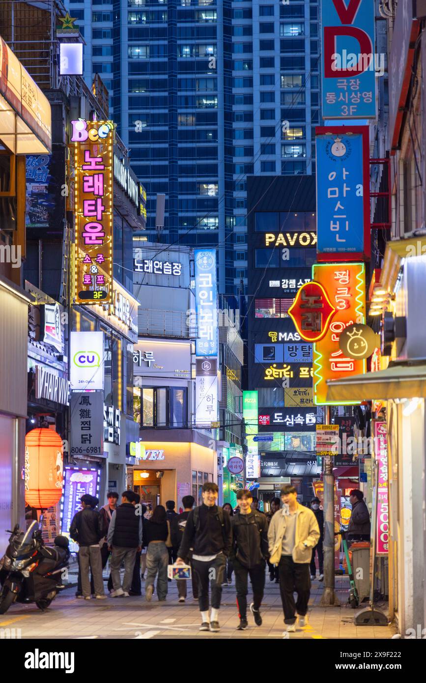 Negozi su Seomyeon Young Street al crepuscolo, Seomyeon, Busan, Corea del Sud Foto Stock