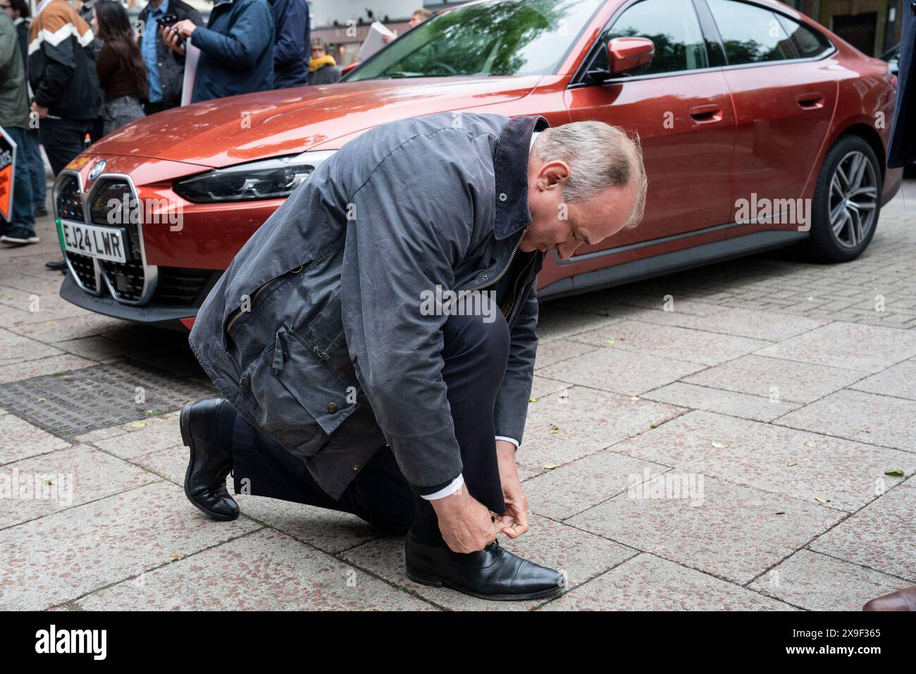 BERKHAMSTED - MAGGIO 31: Ed Davey, leader dei Liberal Democratici, lega la sua lacca dopo aver incontrato i sostenitori del partito a Berkhamsted, Hertfordshire, il 31 maggio 2024. Harpenden & Berkhamsted è un nuovo seggio marginale, che i liberaldemocratici sperano di prendere dai conservatori nelle elezioni generali del luglio 2024. Foto di credito: David Levenson / Alamy Live News Foto Stock