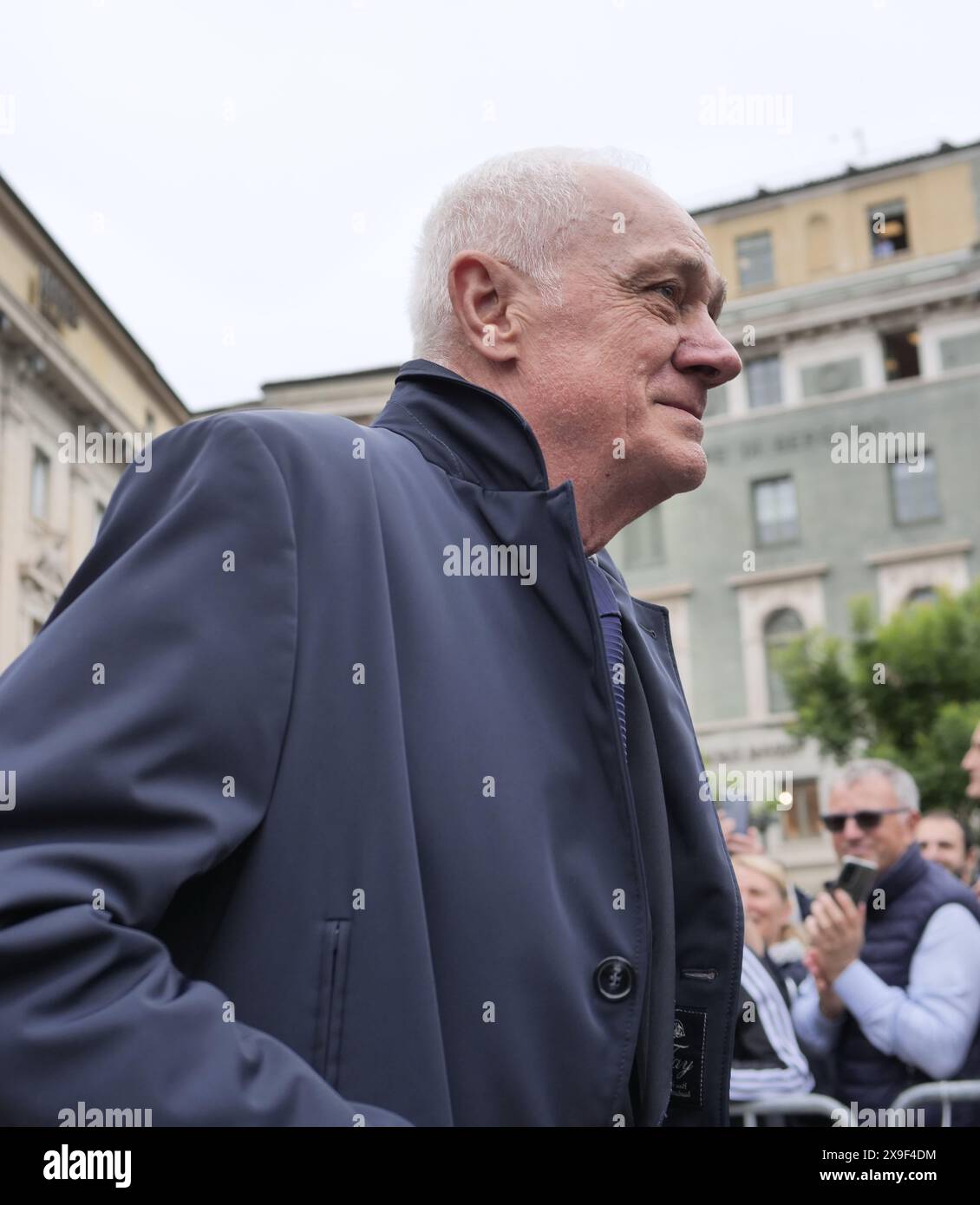 Bergamo, Italia. 31 maggio 2024. Antonio Percassi dopo la cerimonia di premiazione nel comune di Bergamo saluta il sindaco Giorgio Gori e i numerosi fan che accolgono Atalanta fuori Palazzo Frizzoni crediti: Agenzia fotografica indipendente/Alamy Live News Foto Stock