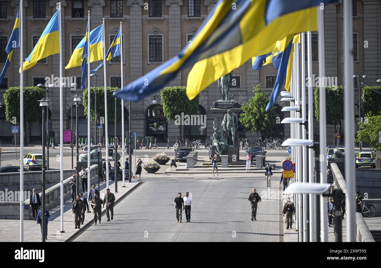 Stoccolma, Svezia. 31 maggio 2024. STOCCOLMA, SVEZIA 20240531il presidente ucraino Volodymyr Zelenskyj e il primo ministro Ulf Kristersson (M) camminano fino al Palazzo di Stoccolma per incontrare il re, a Stoccolma, in Svezia, il 31 maggio 2024. Foto: Fredrik Sandberg/TT/codice 10080 credito: TT News Agency/Alamy Live News Foto Stock