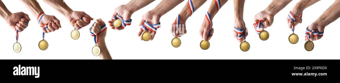 Collezione di medaglie sportive di vari materiali e disegni con nastro blu bianco e rosso isolato su sfondo bianco. Foto Stock