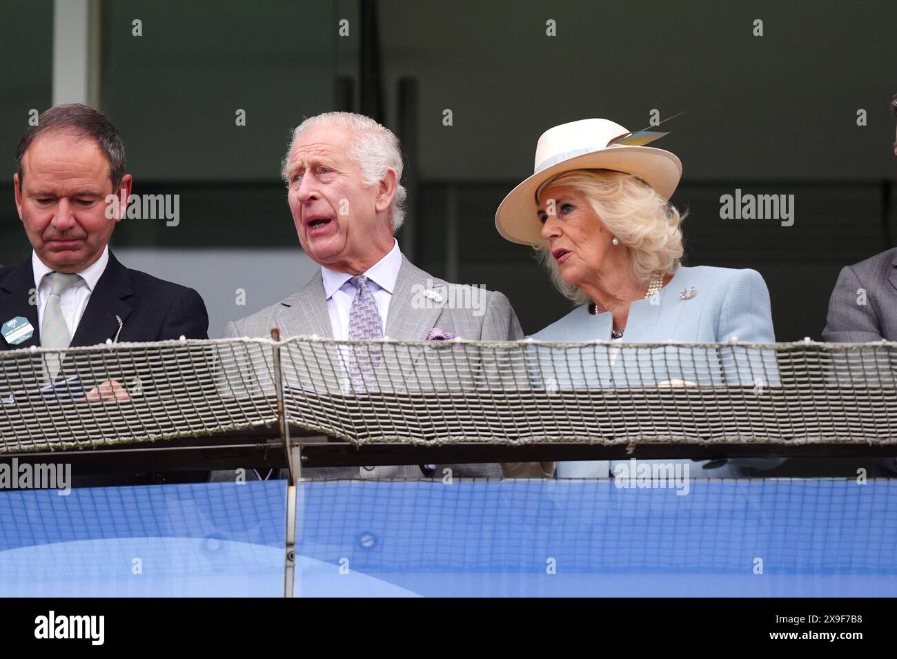 Re Carlo III e la regina Camilla in tribuna il giorno delle signore del Betfred Derby Festival all'ippodromo di Epsom Downs. Data foto: Venerdì 31 maggio 2024. Foto Stock