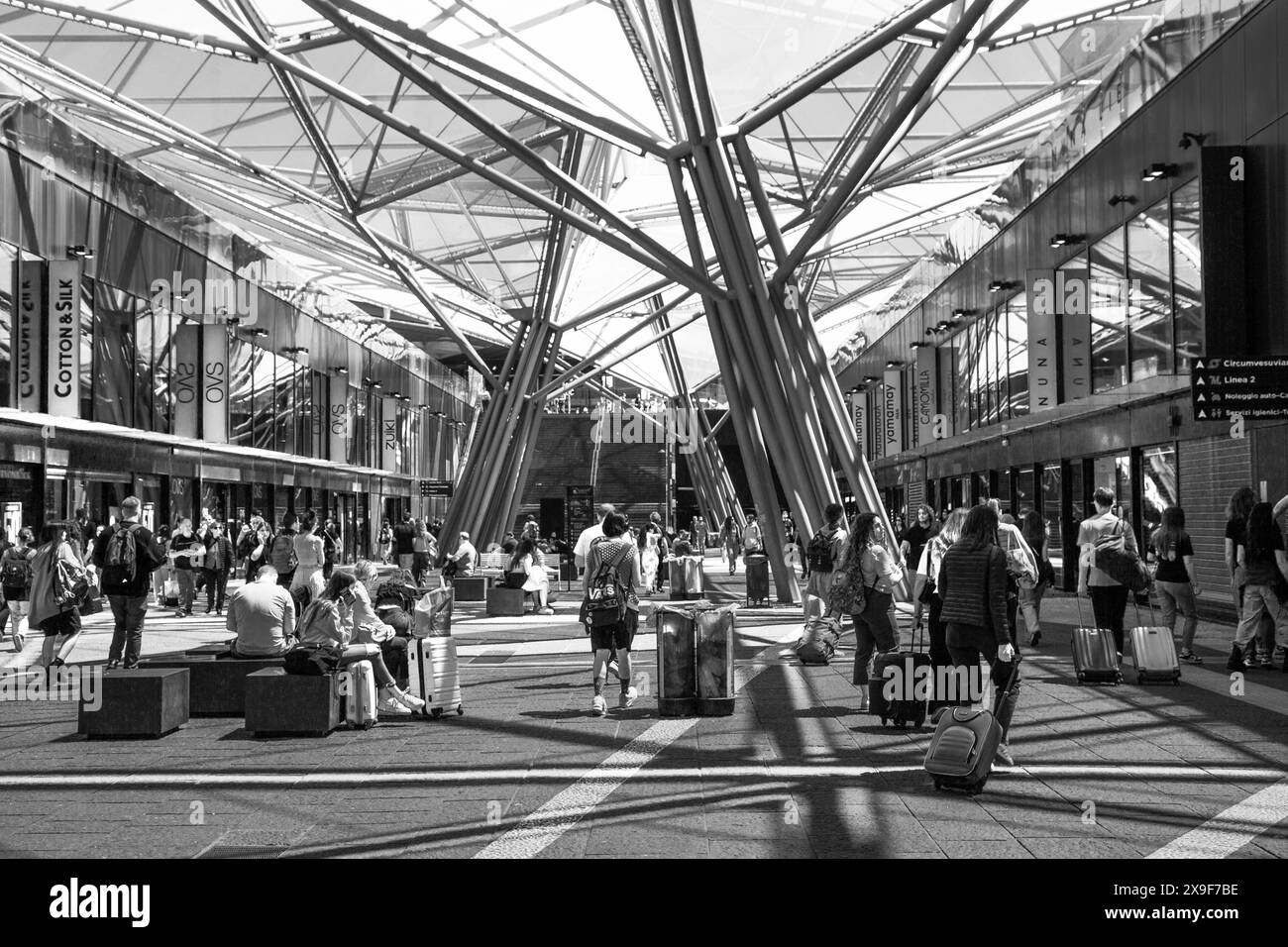 Stazione centrale di Napoli, scena urbana interna, trafficato centro di trasporto, Foto Stock