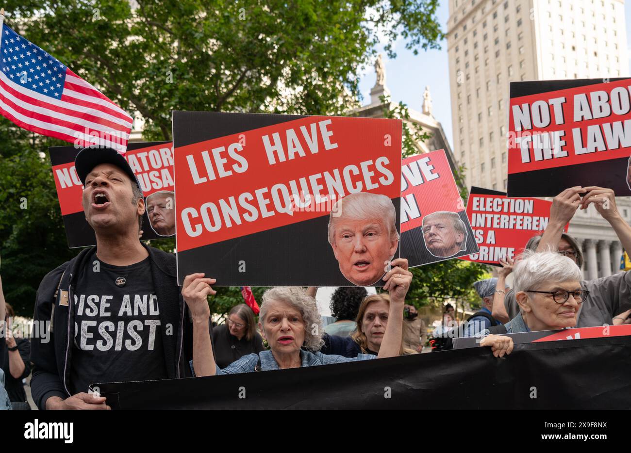 New York Ciy, Stati Uniti. 30 maggio 2024. Scene dall'esterno del Manhattan Criminal Court di New York City, NY 30 maggio 2024 in cui l'ex presidente Donald Trump è stato dichiarato colpevole per 34 accuse di reato nella pista del denaro. (Foto di Steve Sanchez/Sipa USA). Crediti: SIPA USA/Alamy Live News Foto Stock