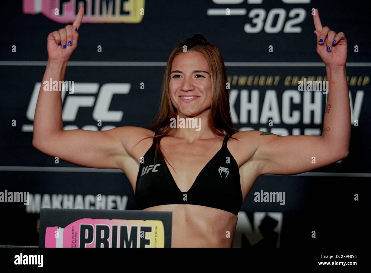 NEWARK, NJ - MAGGIO 31: Ailin Perez posa sulla scala durante l'UFC 302: Weigh-in (pesi ufficiali) al Prudential Center il 31 maggio 2024 a Newark, Stati Uniti. (Foto di Matt Davies/PxImages) credito: PX Images/Alamy Live News Foto Stock