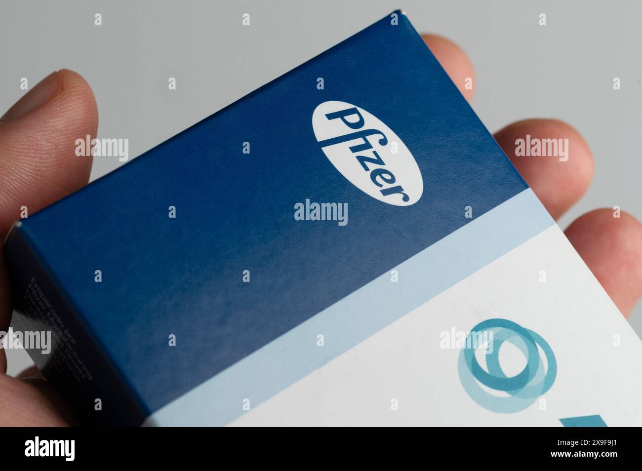 New York, USA - 31 maggio 2024: Scatola di pillole pfizer in mano macro vista ravvicinata Foto Stock