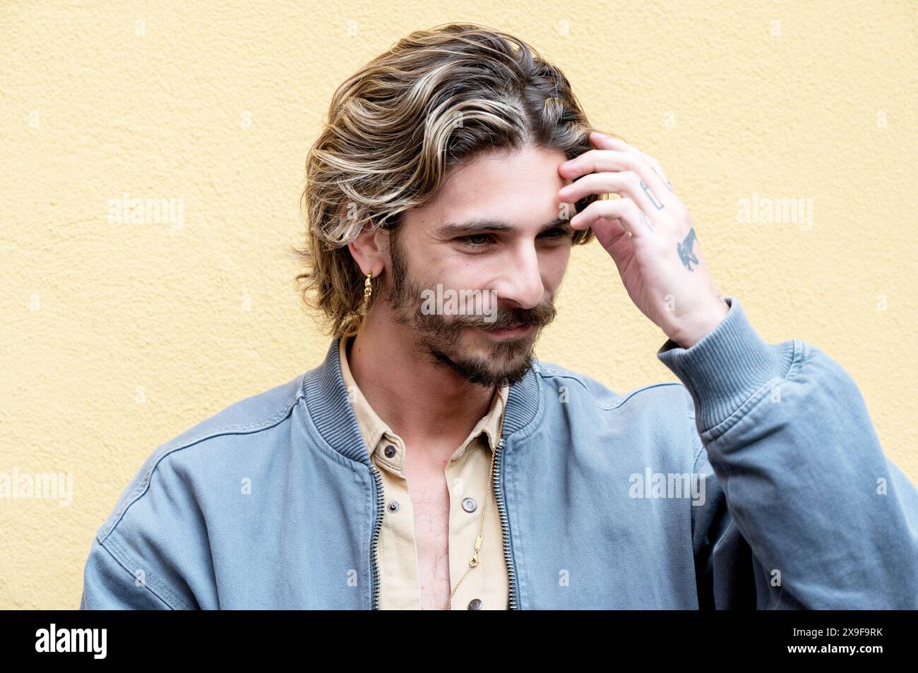 Il cantante italiano Alessandro De Santis, membro della band musicale Santi francesi, partecipa al Dogliani TV Festival nel maggio 2024 Foto Stock