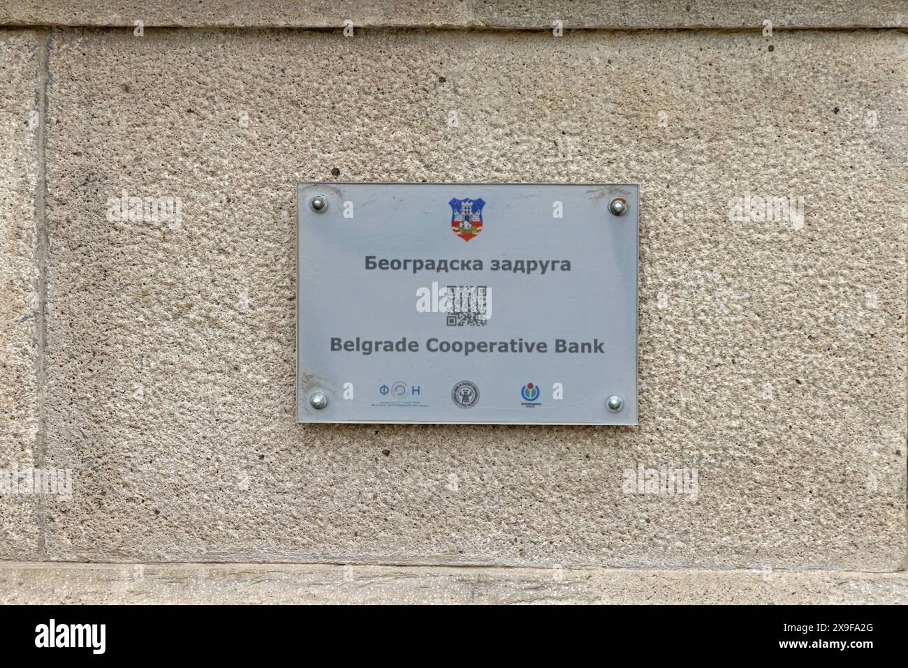 Belgrado, Serbia - 11 marzo 2024: Stemma della città Belgrado Cooperative Bank QR Code Sign Board presso Building Wall Travnicka Street Historic Landmark. Foto Stock