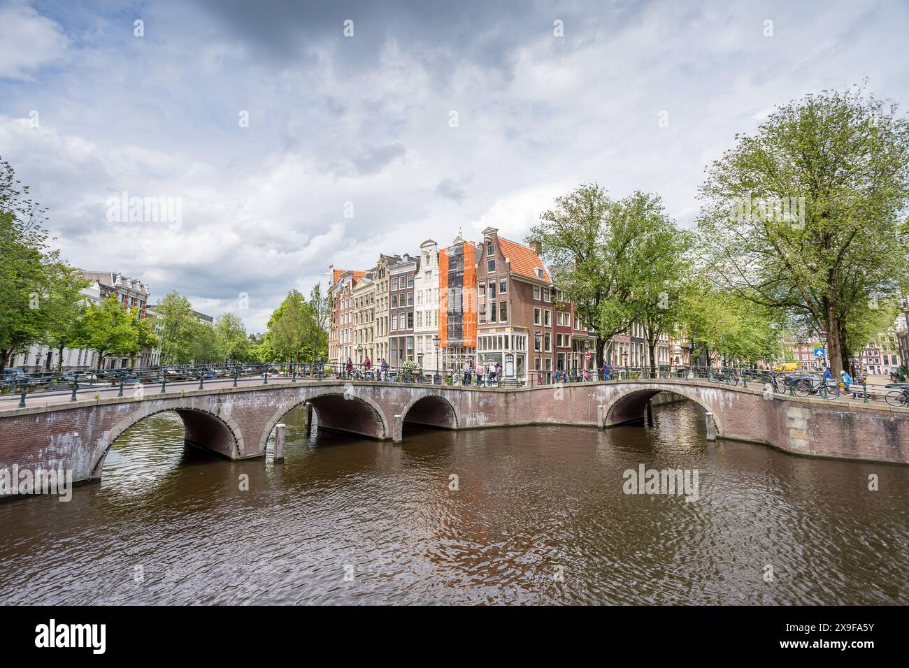 Un'immagine HDR dell'intersezione di Leidsegracht e Keizersgracht, raffigurata durante il giorno il 28 maggio 2024 nel cuore della cintura dei canali di Amsterdam nella N Foto Stock Un'immagine HDR dell'intersezione di Leidsegracht e Keizersgracht, raffigurata durante il giorno il 28 maggio 2024 nel cuore della cintura dei canali di Amsterdam nella N Foto Stock