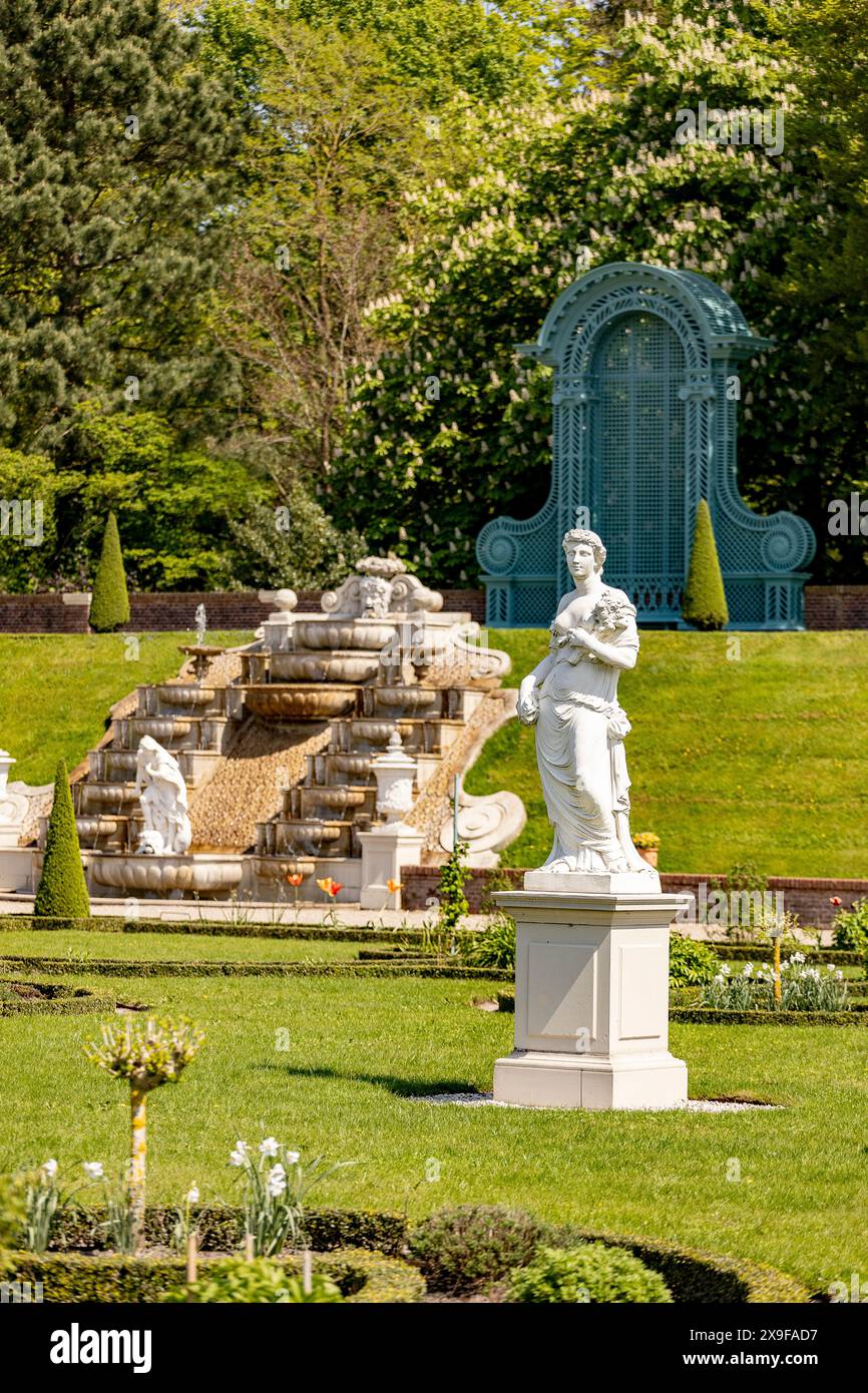 Panorama Paleis architettura Het Loo Museo della famiglia reale olandese che si riflette sul tetto d'acqua della galleria sotterranea. Patrimonio culturale della destinazione turistica Foto Stock