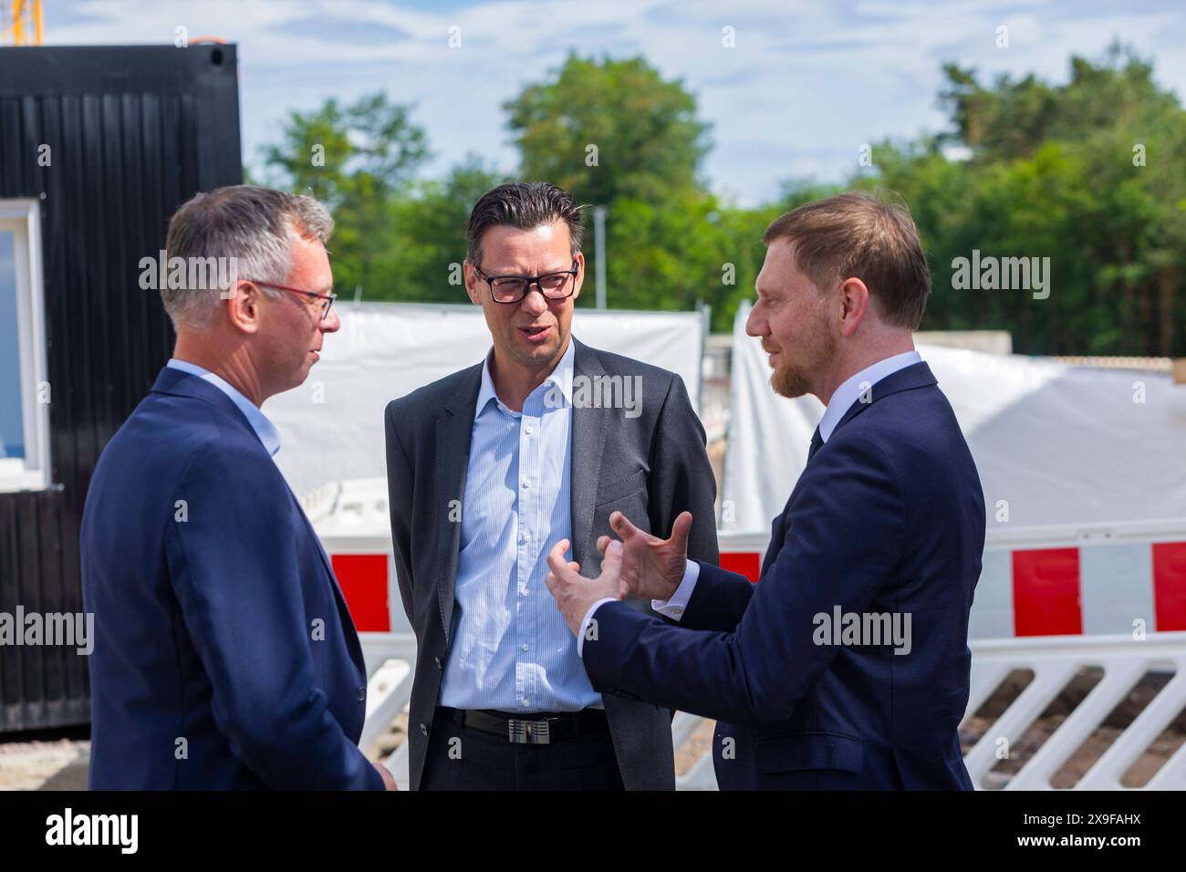 Erweiterungsbaustelle von Infineon a Dresda Infineon baut ein neues Werk a Dresda: Michael Kretschmer, Ministerpräsident des Freistaats Sachsen, bei einem Baustellenbesuch im Gespräch mit Raik Brettschneider, Geschäftsführer Infineon Dresden, Thomas Richter, Geschäftsführer Infineon Dresda Dresda Sachsen Deutschland *** Infineon cantiere di ampliamento a Dresda Infineon sta costruendo un nuovo stabilimento a Dresda Michael Kretschmer, Ministro Presidente del libero Stato di Sassonia, durante una visita al cantiere in conversazione con Raik Brettschneider, Amministratore delegato Infineon Dre Foto Stock