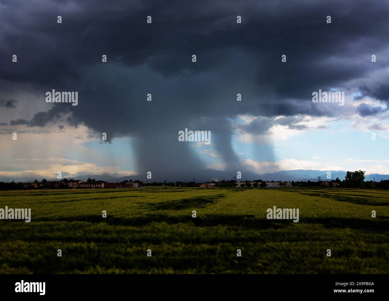 Tornado su campi coltivati, paesaggio pianeggiante Foto Stock