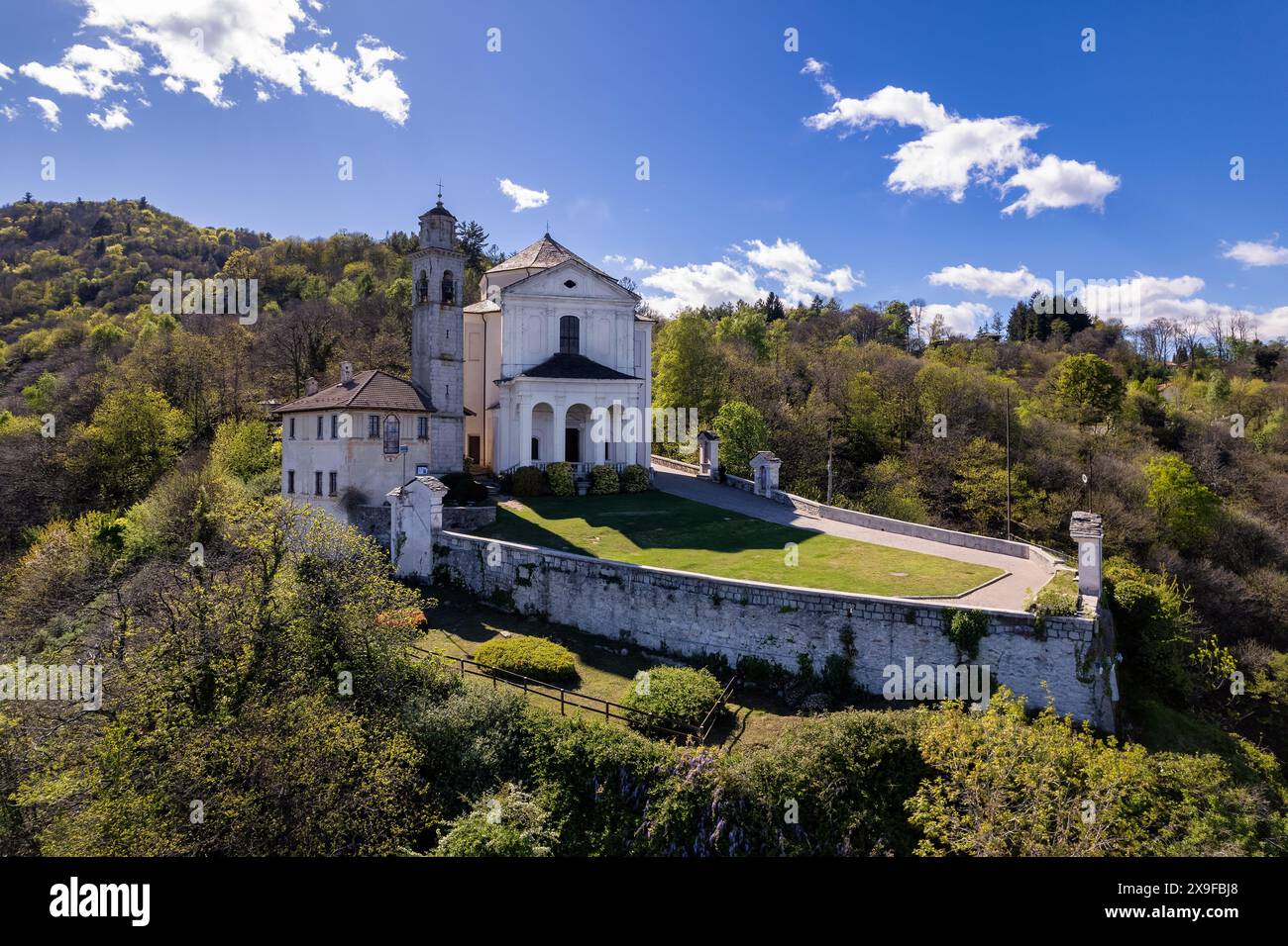 Veduta aerea del Santuario Madonna del Sasso su un Santuario roccioso Madonna del Sasso, Verbano-Cusio-Ossola, Piemonte, Italia Foto Stock