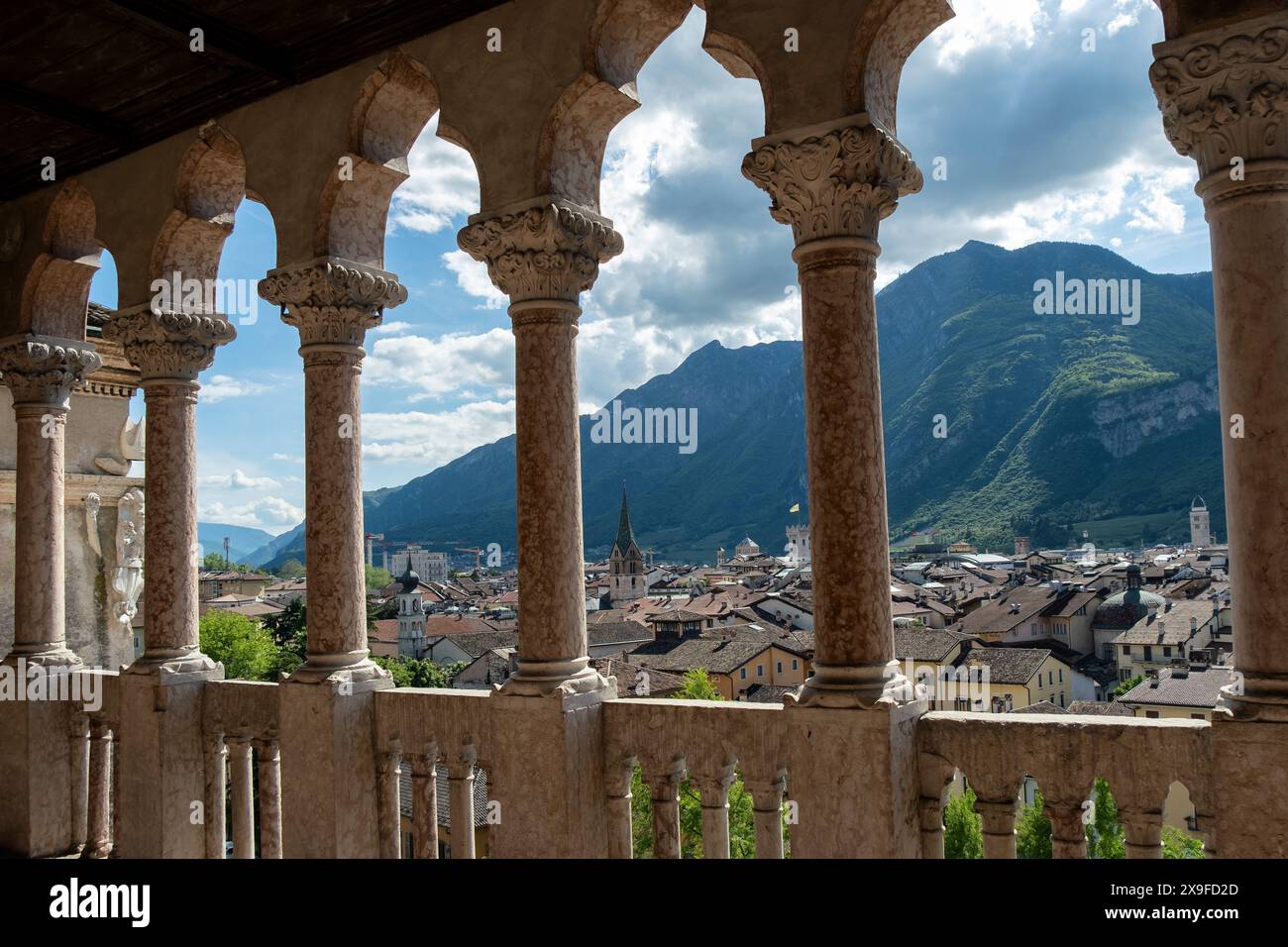 Vista del paesaggio urbano e delle montagne di Trento dal Museo del Castello del Buonconsiglio, Trentino-alto Adige, alto Adige, Italia Foto Stock