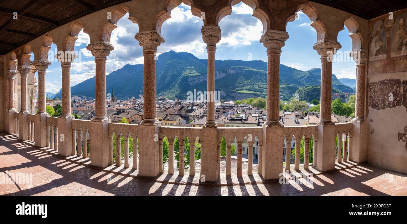 Vista del paesaggio urbano e delle montagne di Trento dal Museo del Castello del Buonconsiglio, Trentino-alto Adige, alto Adige, Italia Foto Stock