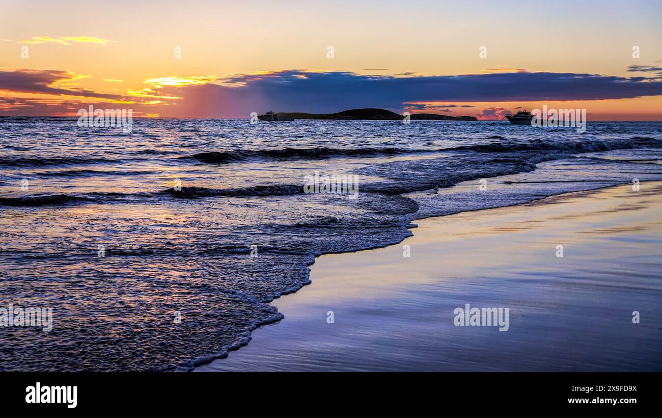 Oceano Indiano e spiaggia al tramonto, Lancelin, Perth, Australia Occidentale, Australia Foto Stock